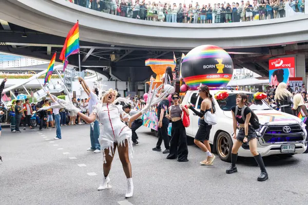 Bangkok, THAILAND - 1 Haziran 2025: LGBTQ rengarenk gökkuşağı bayrağı insanları her 1 Haziran 'da Siam Center' da gurur aylarında cinsel çeşitlilik eşitliği için geçit töreni yapıyorlar