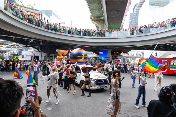 Bangkok, THAILAND - 1 Haziran 2025: LGBTQ rengarenk gökkuşağı bayrağı insanları her 1 Haziran 'da Siam Center' da gurur aylarında cinsel çeşitlilik eşitliği için geçit töreni yapıyorlar