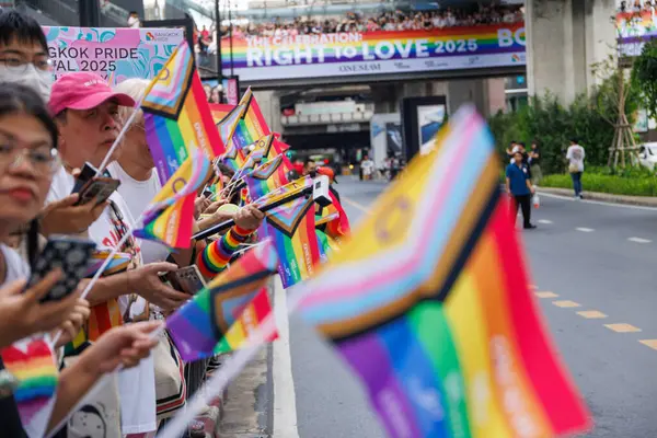 Bangkok, THAILAND - 1 Haziran 2025: LGBTQ rengarenk gökkuşağı bayrağı insanları her 1 Haziran 'da Siam Center' da gurur aylarında cinsel çeşitlilik eşitliği için geçit töreni yapıyorlar