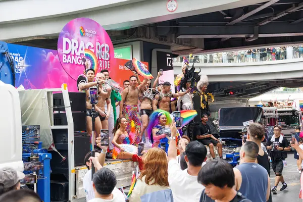 Bangkok, THAILAND - 1 Haziran 2025: LGBTQ rengarenk gökkuşağı bayrağı insanları her 1 Haziran 'da Siam Center' da gurur aylarında cinsel çeşitlilik eşitliği için geçit töreni yapıyorlar