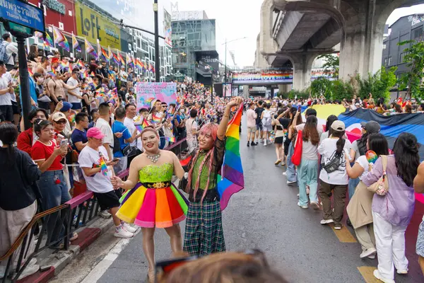 Bangkok, THAILAND - 1 Haziran 2025: LGBTQ rengarenk gökkuşağı bayrağı insanları her 1 Haziran 'da Siam Center' da gurur aylarında cinsel çeşitlilik eşitliği için geçit töreni yapıyorlar