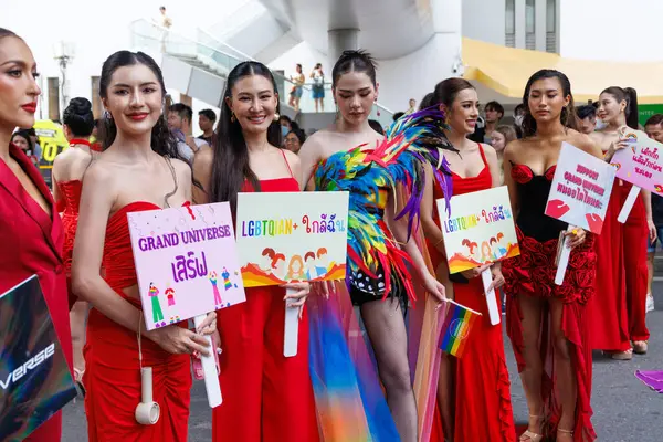 Bangkok, THAILAND - 1 Haziran 2025: LGBTQ rengarenk gökkuşağı bayrağı insanları her 1 Haziran 'da Siam Center' da gurur aylarında cinsel çeşitlilik eşitliği için geçit töreni yapıyorlar