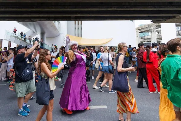 Bangkok, THAILAND - 1 Haziran 2025: LGBTQ rengarenk gökkuşağı bayrağı insanları her 1 Haziran 'da Siam Center' da gurur aylarında cinsel çeşitlilik eşitliği için geçit töreni yapıyorlar