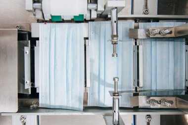 Yüz maskesi fabrikası, cerrahi maske fabrikası üretim hattı, temiz hijyen fabrikasında kapalı makine taşıyıcı bant silindiri.