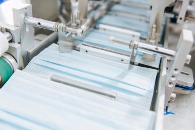 Yüz maskesi fabrikası, cerrahi maske fabrikası üretim hattı, temiz hijyen fabrikasında kapalı makine taşıyıcı bant silindiri.