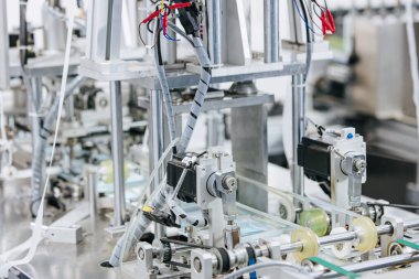 Yüz maskesi fabrikası, cerrahi maske fabrikası üretim hattı, temiz hijyen fabrikasında kapalı makine taşıyıcı bant silindiri.