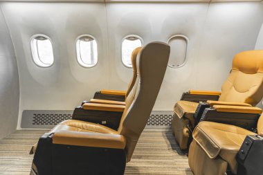 Flight Cabin 'in birinci sınıf deri koltuğu yolcu sırası lüks ve geniş bacakları için havayolu şirketinde yer yok.
