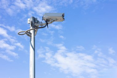 Kapalı devre kamera, bina güvenliği. Mavi gökyüzü arka planına sahip bölge güvenlik kamerası