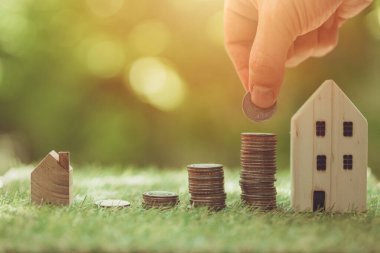 Daha büyük ev kredisi için para biriktirme, ev kredisi bankası emlak giderlerini tasarruf etme, emlak ekonomisi kavramı.