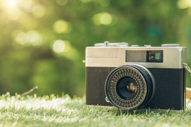 Yakın plan klasik kompakt film kamerası açık havada metin için fotokopi alanı, retro fotoğraf hobisi yaşam tarzı konsepti