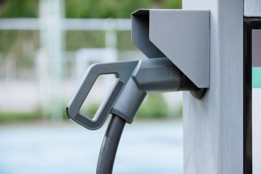 Her şarj istasyonunda EV vagonunu şarj etmek için elektrikli araba fişi.