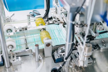 Yüz maskesi fabrikası, cerrahi maske fabrikası üretim hattı, temiz hijyen fabrikasında kapalı makine taşıyıcı bant silindiri.