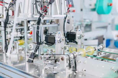 Yüz maskesi fabrikası, cerrahi maske fabrikası üretim hattı, temiz hijyen fabrikasında kapalı makine taşıyıcı bant silindiri.