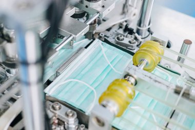 Yüz maskesi fabrikası, cerrahi maske fabrikası üretim hattı, temiz hijyen fabrikasında kapalı makine taşıyıcı bant silindiri.