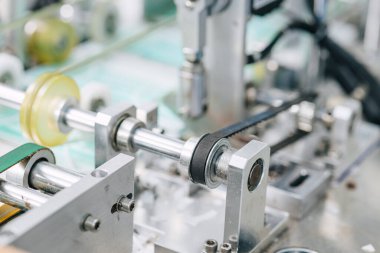 Yüz maskesi fabrikası, cerrahi maske fabrikası üretim hattı, temiz hijyen fabrikasında kapalı makine taşıyıcı bant silindiri.
