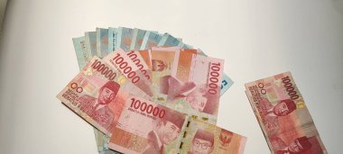 50 bin rupi değerinde Endonezya rupia banknotları serisi. 50.000 ve Rp. 100.000, arka plan için Endonezya rupiahları