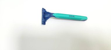 Malang, Endonezya - Mart 2023 Gillete tıraş bıçağı. Beyaz arkaplan resmi.