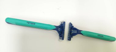 Malang, Endonezya - Mart 2023 Gillete tıraş bıçağı. Beyaz arkaplan resmi.