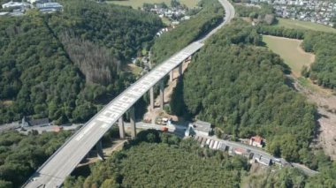 Rahmede viyadük Kuzey Ren-Vestfalya 'da 453 metre uzunluğunda bir köprüdür. Yapı, destek yapısındaki hasar nedeniyle kalıcı olarak kapatıldı ve onarılması mümkün değil. Yıkım / Patlatma 2022 'ye ayarlandı..