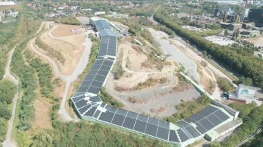 Bottrop şehrindeki alpincenter eski bir maden yığını üzerinde bir tema parkı. Dünyanın en büyük kapalı kayak pisti (640 m), bir kayak ve snowboard okulu, yüksek ipler ve bir paintball tesisi vardır. İçinde yaklaşık 40 cm 'lik bir kar tabakası var..