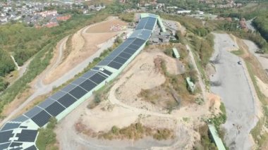 Bottrop şehrindeki alpincenter eski bir maden yığını üzerinde bir tema parkı. Dünyanın en büyük kapalı kayak pisti (640 m), bir kayak ve snowboard okulu, yüksek ipler ve bir paintball tesisi vardır. İçinde yaklaşık 40 cm 'lik bir kar tabakası var..