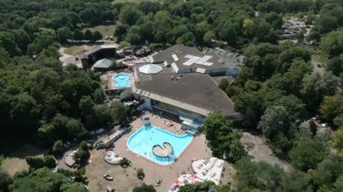 Duisburg şehrinde termal banyolu ve saunalı havuz ve yüzme kompleksi. Sözde 