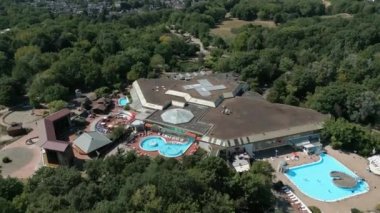 Duisburg şehrinde termal banyolu ve saunalı havuz ve yüzme kompleksi. Sözde 