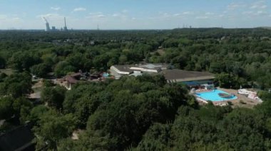 Duisburg şehrinde termal banyolu ve saunalı havuz ve yüzme kompleksi. Sözde 