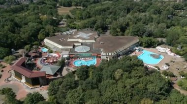 Duisburg şehrinde termal banyolu ve saunalı havuz ve yüzme kompleksi. Sözde 