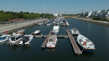 Gelsenkirchen şehrindeki yat limanı 2018 yılında açıldı. Liman tesisi 60 normal ve 15 misafir yatı için yer sunuyor..