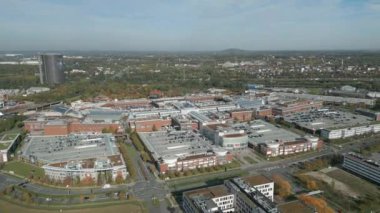 Oberhausen 'deki Westfield Centro, 125 bin metre perakende alanı ve toplam 830 bin metreden fazla faaliyet alanı olan bir alışveriş merkezi. 250 'den fazla perakende satış mağazası ikiden fazla, bazı durumlarda alışveriş merkezinin üç katı.