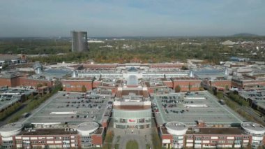 Oberhausen 'deki Westfield Centro, 125 bin metre perakende alanı ve toplam 830 bin metreden fazla faaliyet alanı olan bir alışveriş merkezi. 250 'den fazla perakende satış mağazası ikiden fazla, bazı durumlarda alışveriş merkezinin üç katı.