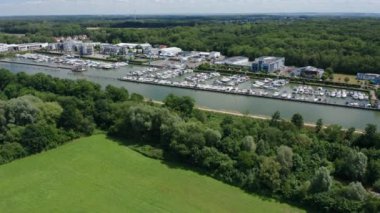 Bergkamen marinası Kuzey Ren-Vestfalya 'daki en büyük yat limanıdır. Yat limanı eski bir kömür madeninin yükleme limanı üzerine inşa edildi..