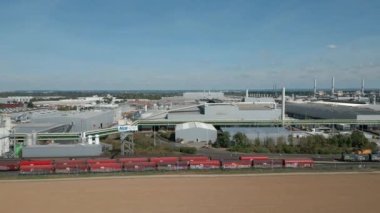 Neuss / Kuzey Ren-Vestfalya 'da alüminyum Rolling and cast Plant. Alunorf, yılda 1,5 milyon ton alüminyum rulo üreterek dünyanın en büyük alüminyum rulo ve döküm fabrikasıdır..