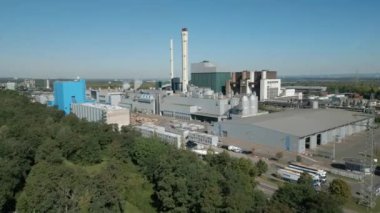 Köln yakınlarındaki Hrth sanayi parkında bulunan UPM Kağıt Fabrikası. Değirmen 2002 yılında kuruldu ve Avrupa 'nın en modern kağıt makinelerinden birine sahip,% 100' ü kurtarılmış kağıttan gazete kağıdı üretiyor..