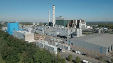 Köln yakınlarındaki Hrth sanayi parkında bulunan UPM Kağıt Fabrikası. Değirmen 2002 yılında kuruldu ve Avrupa 'nın en modern kağıt makinelerinden birine sahip,% 100' ü kurtarılmış kağıttan gazete kağıdı üretiyor..