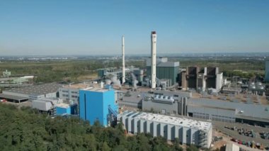 Köln yakınlarındaki Hrth sanayi parkında bulunan UPM Kağıt Fabrikası. Değirmen 2002 yılında kuruldu ve Avrupa 'nın en modern kağıt makinelerinden birine sahip,% 100' ü kurtarılmış kağıttan gazete kağıdı üretiyor..