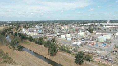 Oberhausen 'deki OQ Kimyasal Kimya Parkı' ndaki AirLiquide Kimyasal Fabrikası: hava gazları için hava ayrıştırma ve sıvılaştırma tesisleri (nitrojen, oksijen, argon), hidrojen, sentez gazı ve buhar üretimi için kısmi yükseltgenme tesisi.