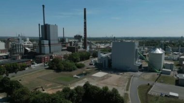Rheinberg 'deki Solvay fabrikası soda ve sodyum bikarbonat üretiyor. Ürünler cam, güneş modülü, deterjan ve kabartma tozu üretiminde; diyaliz, baca gazı arıtma ve yolcu gemilerindeki egzoz gazlarını temizlemek için kullanılır..