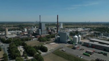 Rheinberg 'deki Solvay fabrikası soda ve sodyum bikarbonat üretiyor. Ürünler cam, güneş modülü, deterjan ve kabartma tozu üretiminde; diyaliz, baca gazı arıtma ve yolcu gemilerindeki egzoz gazlarını temizlemek için kullanılır..