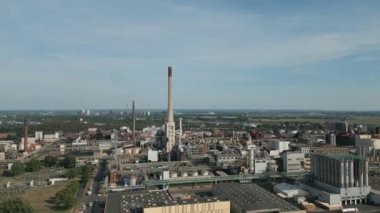 Kuzey Ren Westphalia, Krefeld 'deki CHEMPARK, kimya endüstrisi için bir sanayi parkı. Site polikarbonat ve poliyamit üretiyor. 260 hektar büyüklüğünde, aynı zamanda inorganik pigmentler için dünyanın en büyük üretim alanıdır..