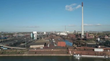 Metal Geri Dönüşüm Tesisi, Kuzey Ren-Vestfalya. Çelik endüstrisinin demir kalıntılarının geri dönüşümü ve dökümhane domuzu demirinin kullanımı. Fabrika yaklaşık 100.000 ton demir cevheri işletiyor ve bir günah tesisi ve iki patlama fırını var..