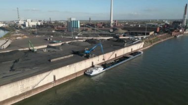 Metal Geri Dönüşüm Tesisi, Kuzey Ren-Vestfalya. Çelik endüstrisinin demir kalıntılarının geri dönüşümü ve dökümhane domuzu demirinin kullanımı. Fabrika yaklaşık 100.000 ton demir cevheri işletiyor ve bir günah tesisi ve iki patlama fırını var..