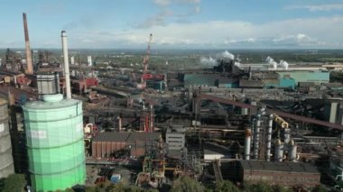 Duisburg, Kuzey Ren-Vestfalya merkezli bir çelik üreticisi olan Httenwerke Krupp Mannesmann Metalürji Fabrikası (HKM). Çelik fabrikasının yanı sıra, bir kola fabrikası, iki patlama fırını, bir elektrik santrali ve bir sinter fabrikası işletiyor..