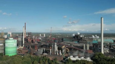 Duisburg, Kuzey Ren-Vestfalya merkezli bir çelik üreticisi olan Httenwerke Krupp Mannesmann Metalürji Fabrikası (HKM). Çelik fabrikasının yanı sıra, bir kola fabrikası, iki patlama fırını, bir elektrik santrali ve bir sinter fabrikası işletiyor..