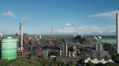Duisburg, Kuzey Ren-Vestfalya merkezli bir çelik üreticisi olan Httenwerke Krupp Mannesmann Metalürji Fabrikası (HKM). Çelik fabrikasının yanı sıra, bir kola fabrikası, iki patlama fırını, bir elektrik santrali ve bir sinter fabrikası işletiyor..