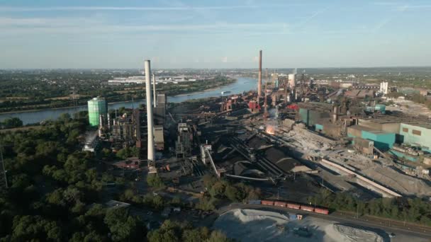 Httenwerke Krupp Mannesmann Hkm 冶金厂 是一家钢铁制造商 总部位于北莱茵 威斯特法伦州杜伊斯堡 除了一个炼钢厂外 它还经营一个炼焦厂 — 图库视频影像