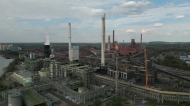 2003 yılından beri Duisburg 'da faaliyet gösteren Schwelgern kokain fabrikası dünyanın en büyük kokain fabrikalarından biridir. Komşu çelik fabrikası tarafından kullanılan yılda 2.5 milyon ton kokain üretir; yan ürünler kola fırını gazı ve kömür katranıdır.