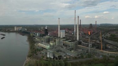 2003 yılından beri Duisburg 'da faaliyet gösteren Schwelgern kokain fabrikası dünyanın en büyük kokain fabrikalarından biridir. Komşu çelik fabrikası tarafından kullanılan yılda 2.5 milyon ton kokain üretir; yan ürünler kola fırını gazı ve kömür katranıdır.