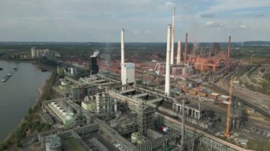 2003 yılından beri Duisburg 'da faaliyet gösteren Schwelgern kokain fabrikası dünyanın en büyük kokain fabrikalarından biridir. Komşu çelik fabrikası tarafından kullanılan yılda 2.5 milyon ton kokain üretir; yan ürünler kola fırını gazı ve kömür katranıdır.